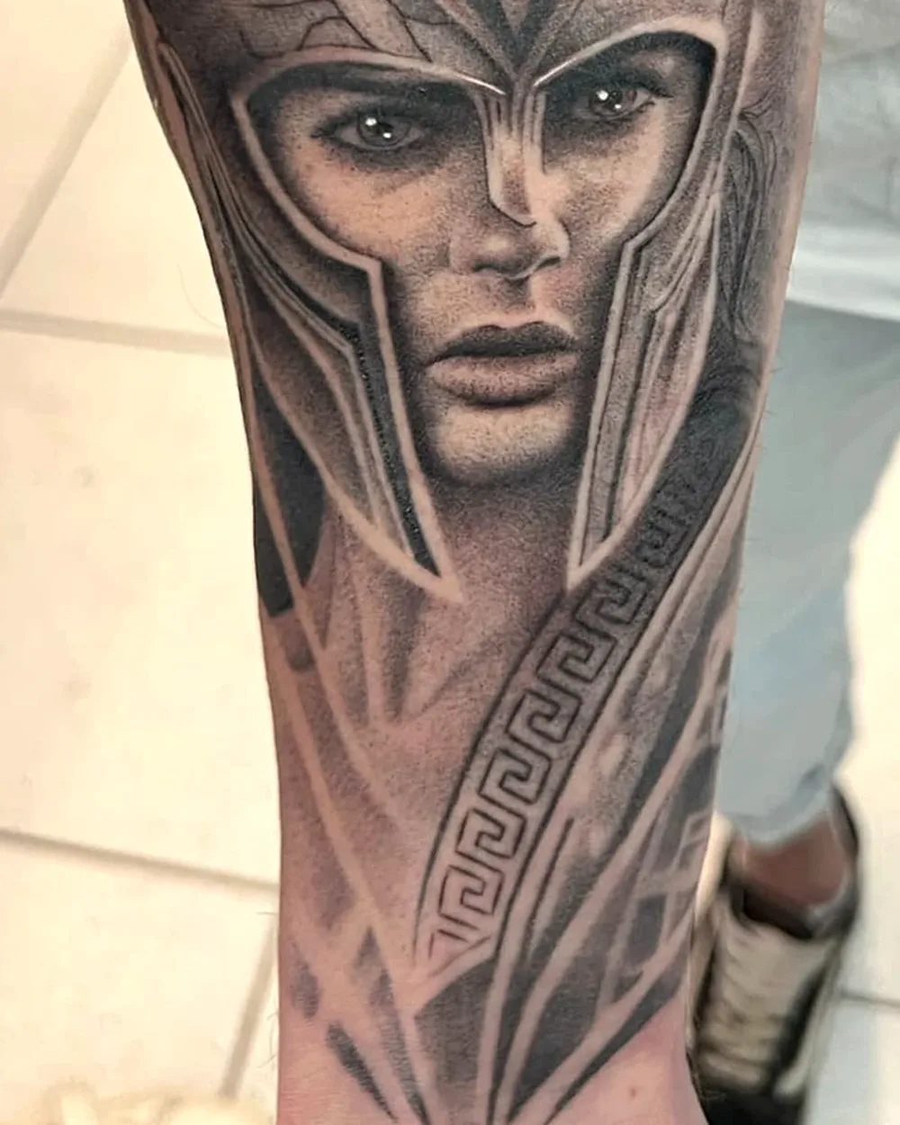 Tatouage réaliste d'Athéna casquée sur l'avant-bras, noir et gris, studio ProSkin-R près de Cahors