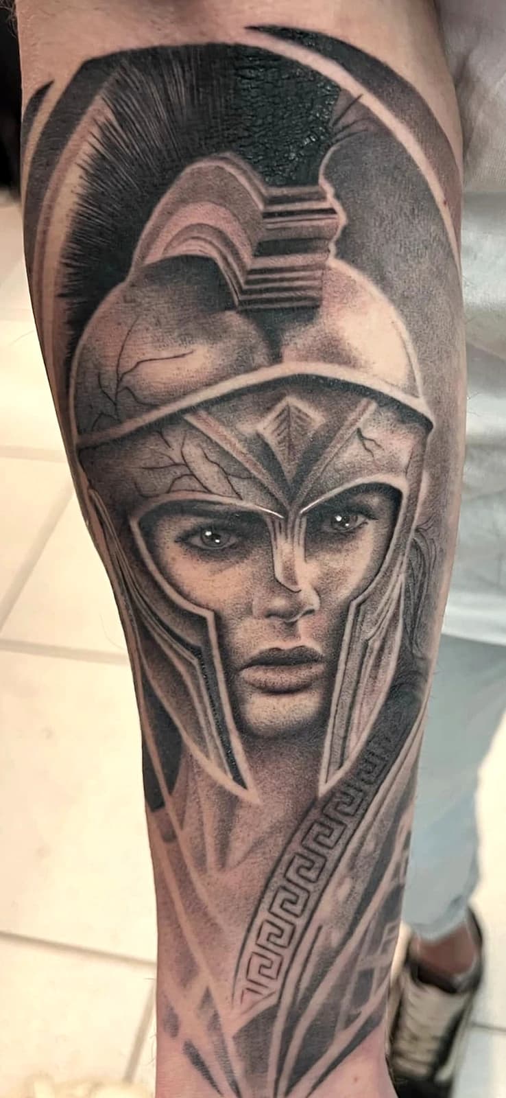 Tatouage réaliste d'Athéna casquée sur l'avant-bras, noir et gris, studio ProSkin-R près de Cahors
