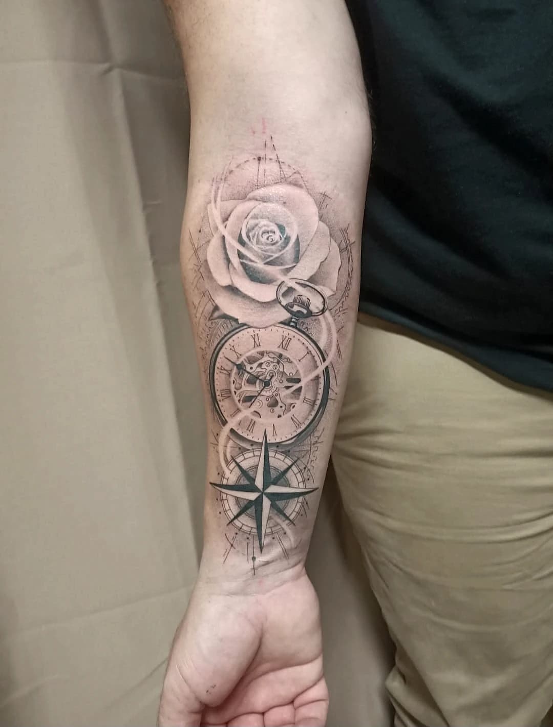 Tatouage rose, montre à gousset et boussole sur l'avant-bras, réalisme noir et gris, ProSkin-R Cahors