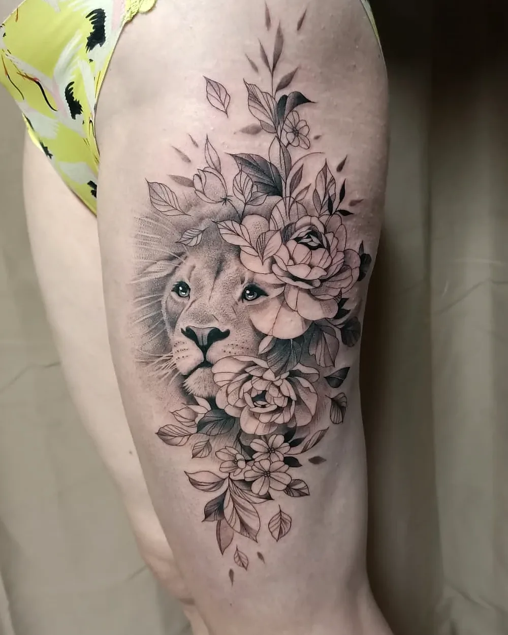 Tatouage réaliste lion et fleur, noir et gris, ProSkin-R près de Cahors