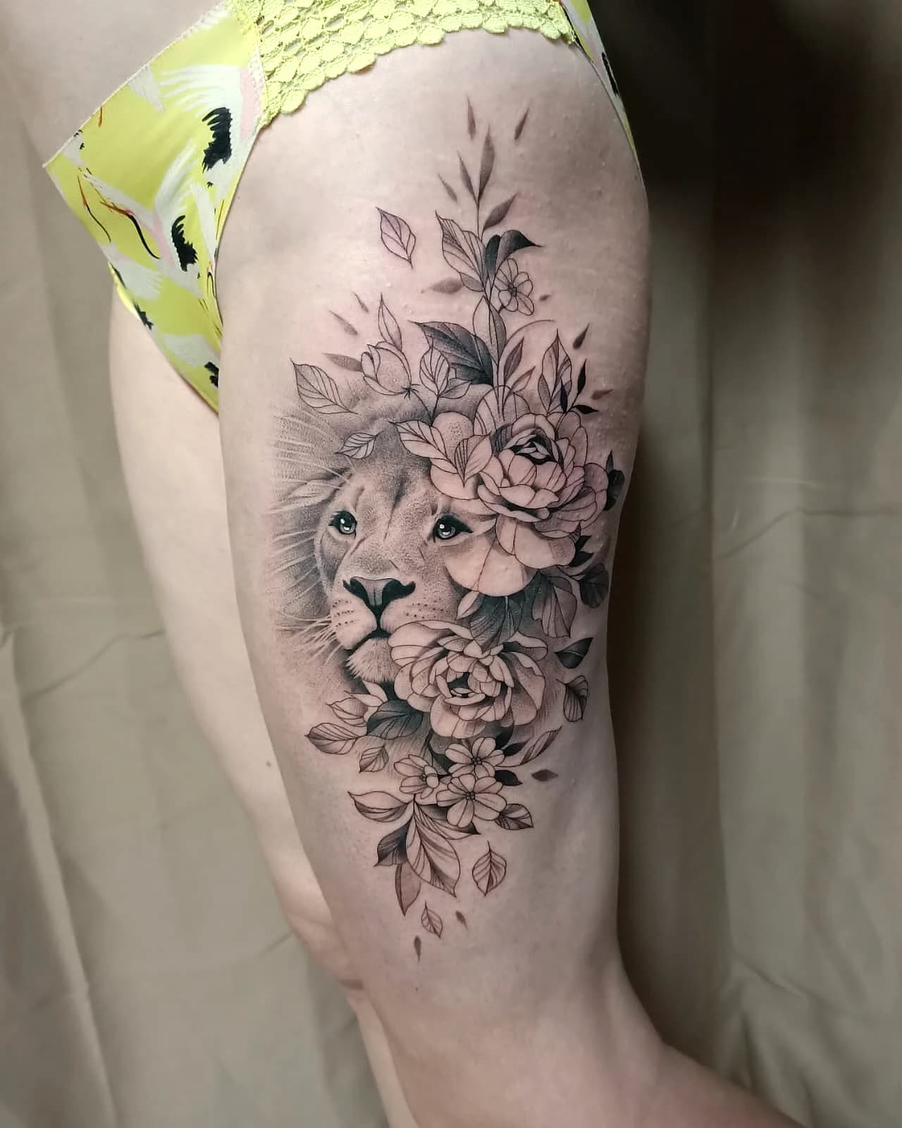 Tatouage réaliste lion et fleur, noir et gris, ProSkin-R près de Cahors