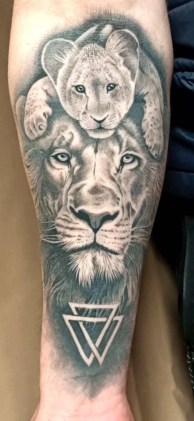 Tatouage réaliste d'une lionne et son lionceau, noir et gris, ProSkin-R Cahors