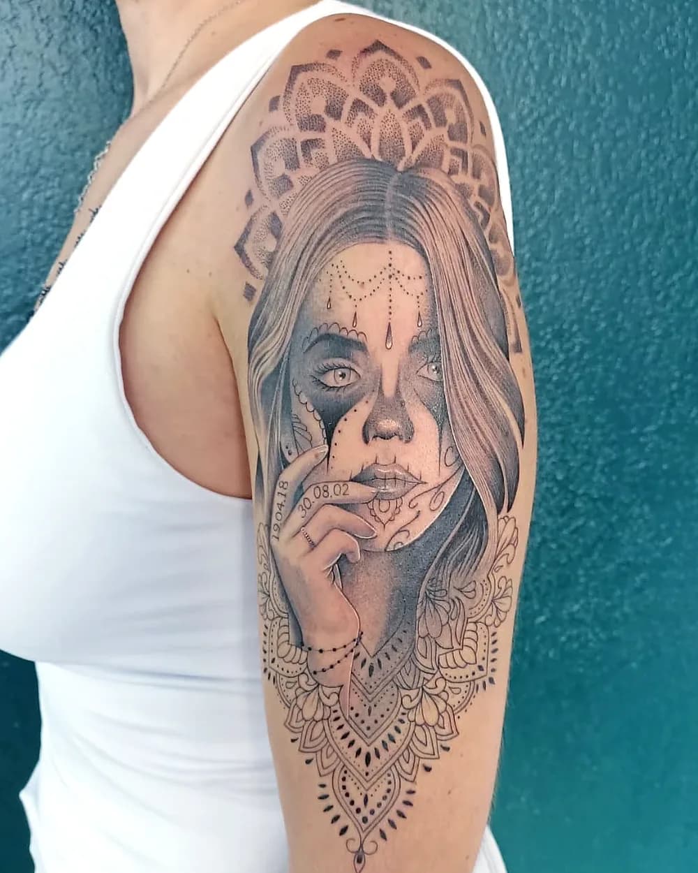 Tatouage réaliste portrait de femme, noir et gris, ProSkin-R près de Cahors