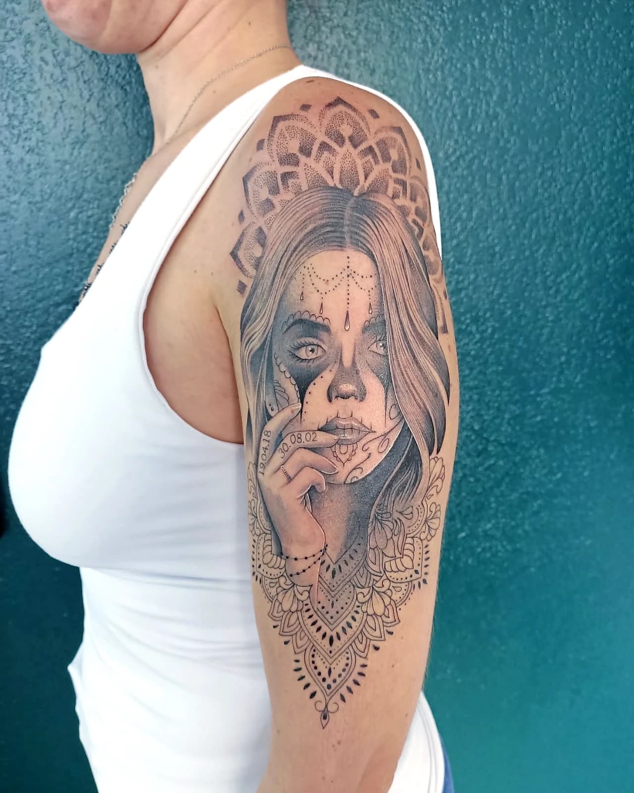 Tatouage réaliste portrait de femme, noir et gris, ProSkin-R près de Cahors