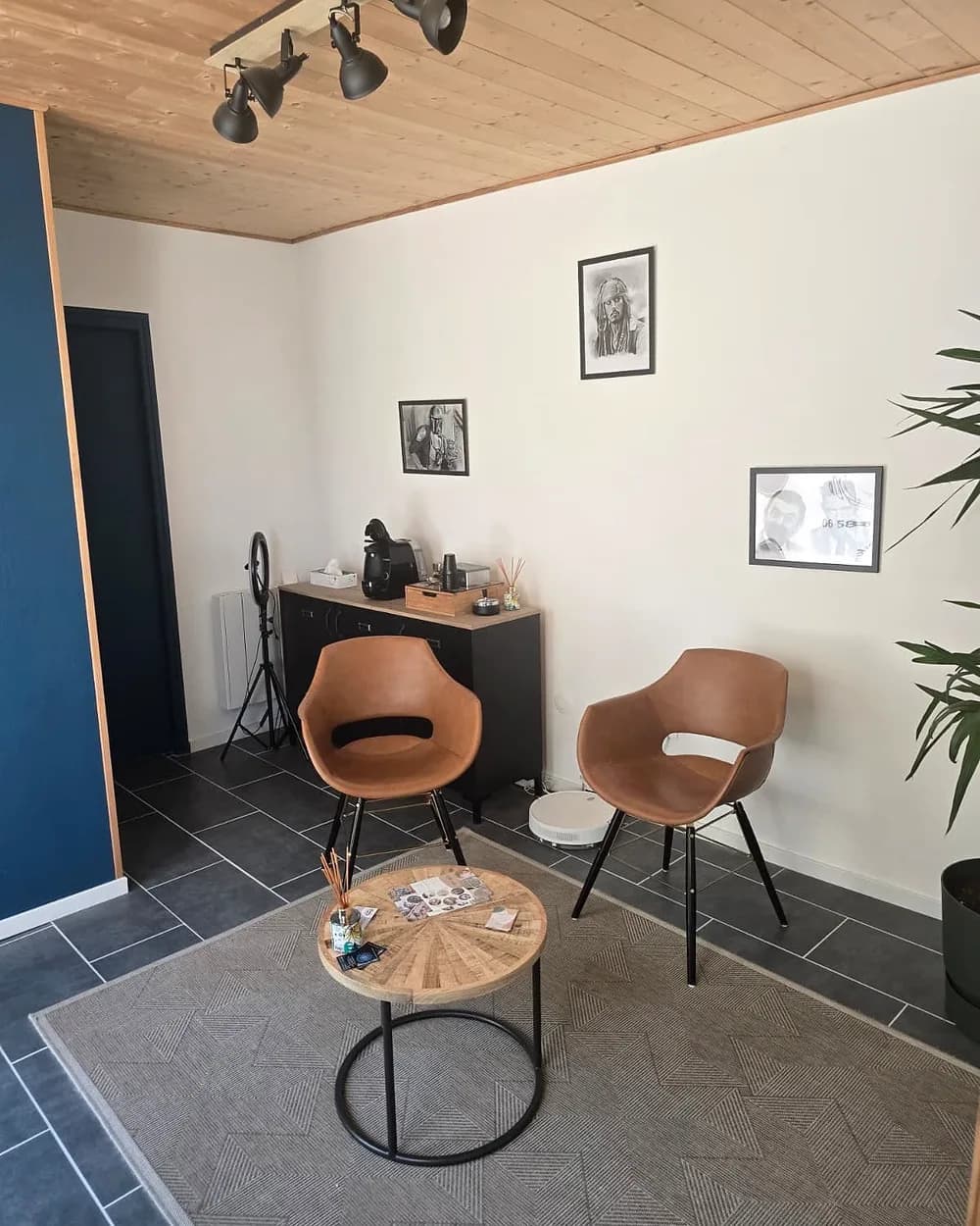 Espace d'accueil du salon de tatouage ProSkin-R à Laroque-des-Arcs, près de Cahors