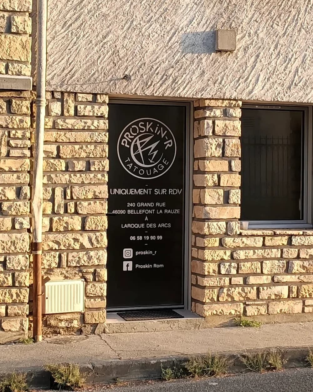 Entrée du salon de tatouage ProSkin-R, 240 Grand Rue à Laroque-des-Arcs près de Cahors