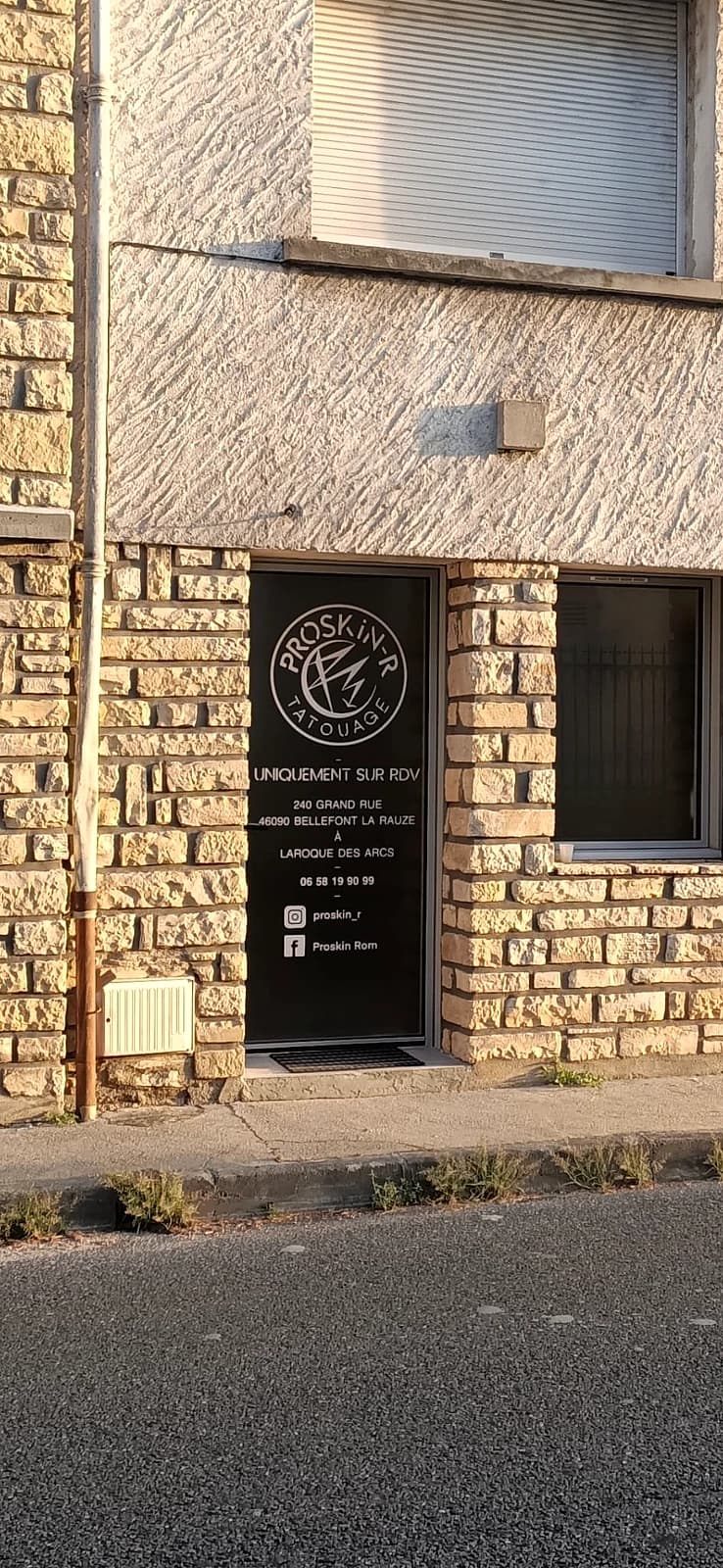 Entrée du salon de tatouage ProSkin-R, 240 Grand Rue à Laroque-des-Arcs près de Cahors