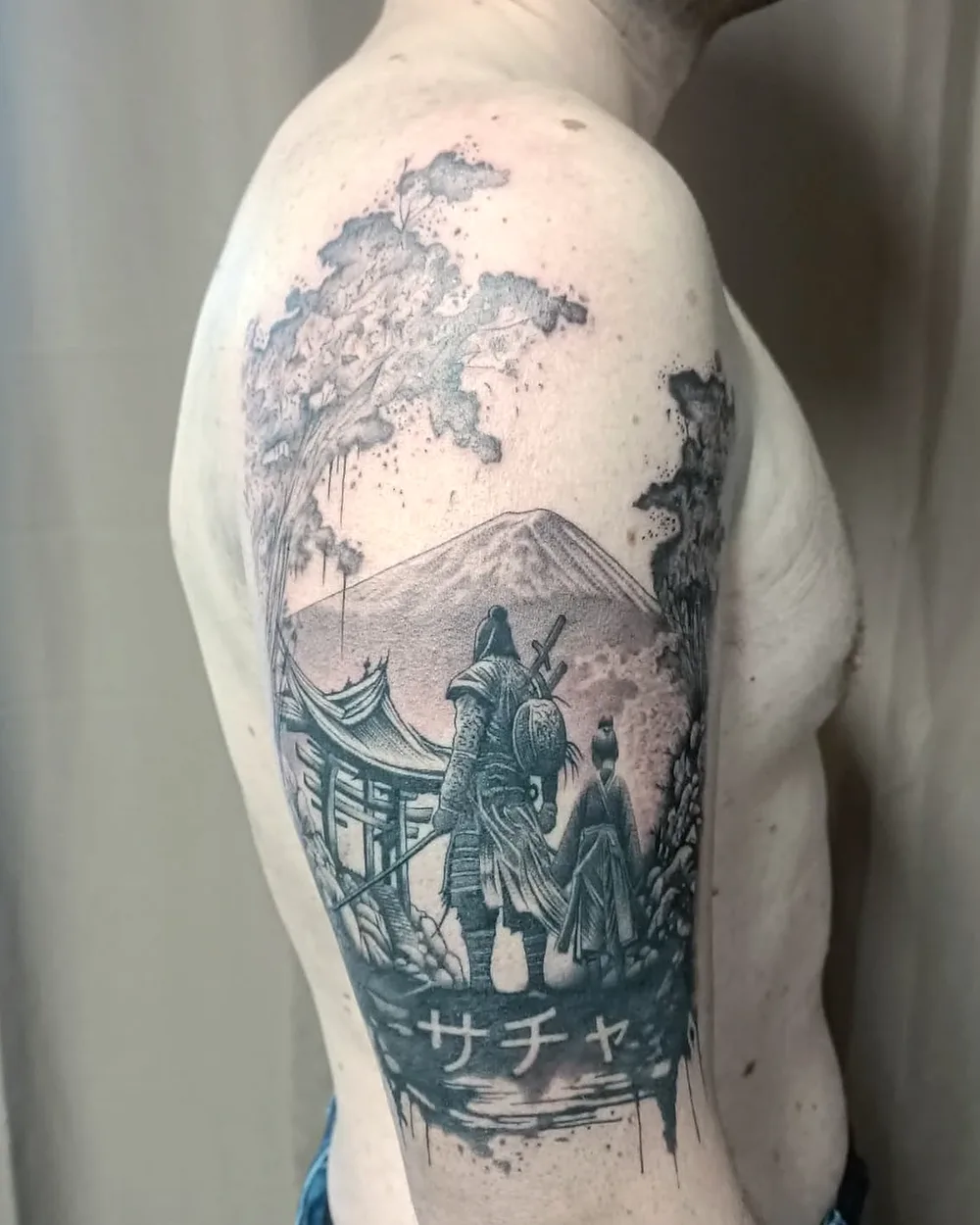 Tatouage japonais samouraï et mont Fuji sur le bras, noir et gris, ProSkin-R Cahors