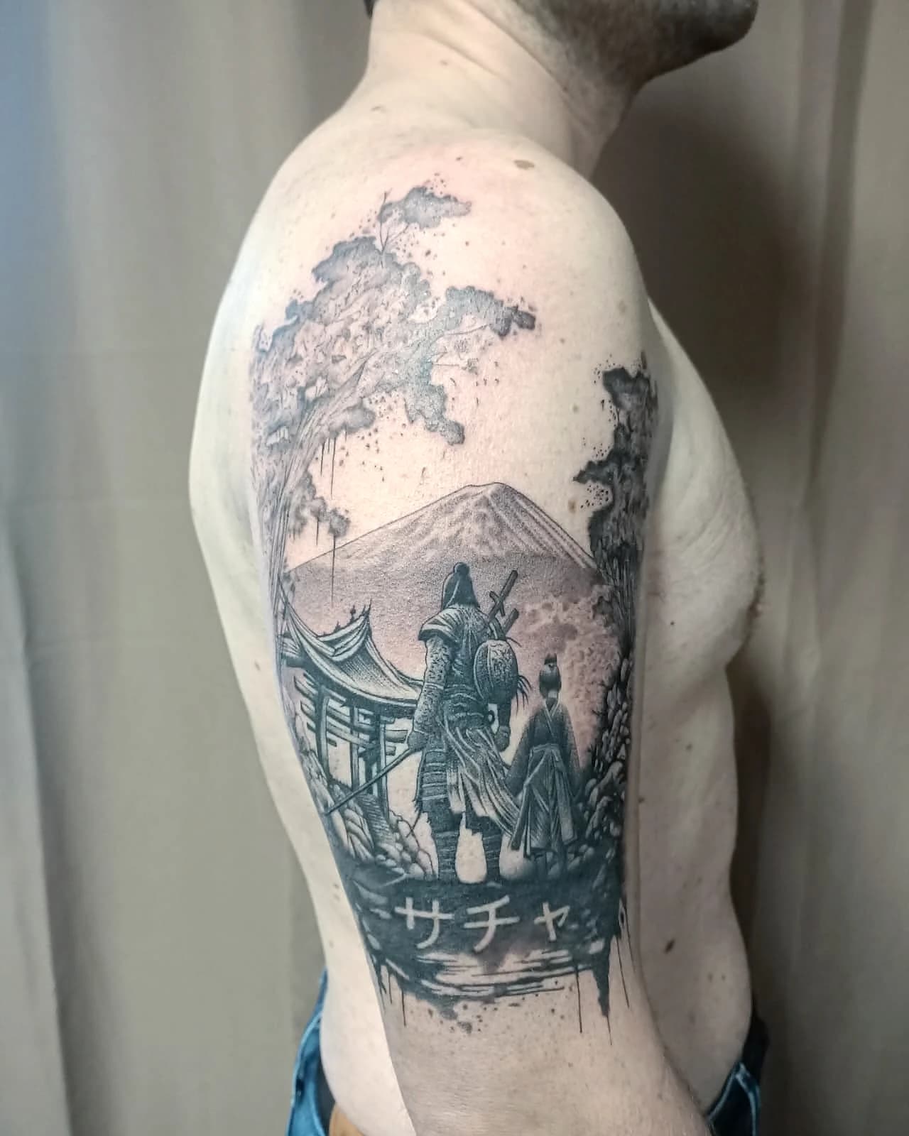 Tatouage japonais samouraï et mont Fuji sur le bras, noir et gris, ProSkin-R Cahors