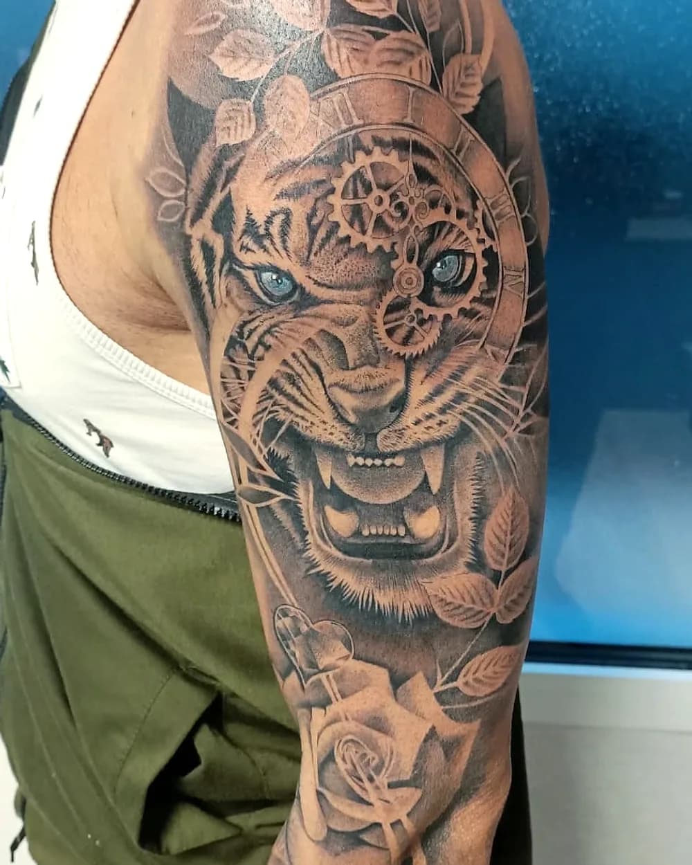 Tatouage réaliste tigre et rose sur le bras, noir et gris, réalisé à Cahors par ProSkin-R