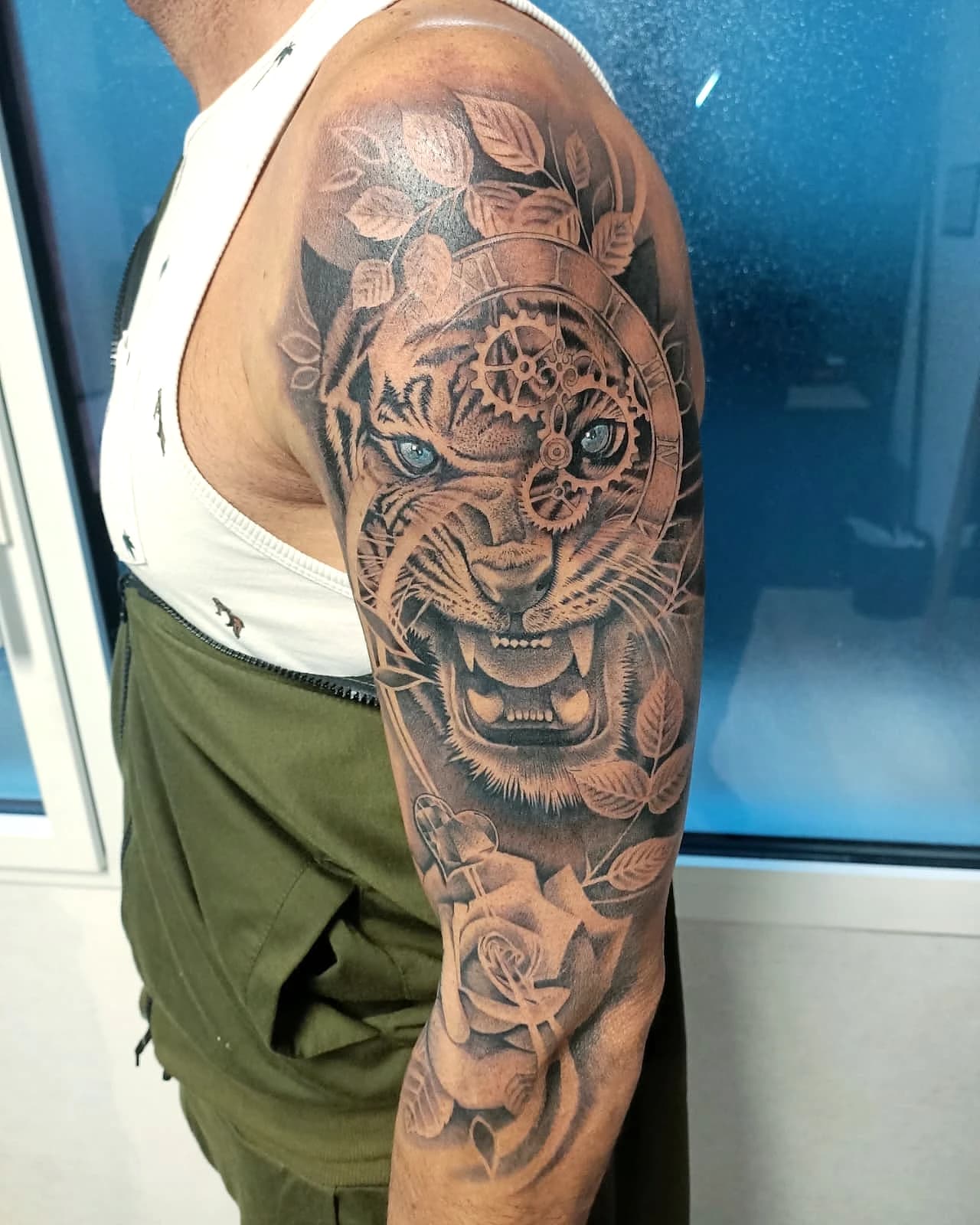 Tatouage réaliste tigre et rose sur le bras, noir et gris, réalisé à Cahors par ProSkin-R