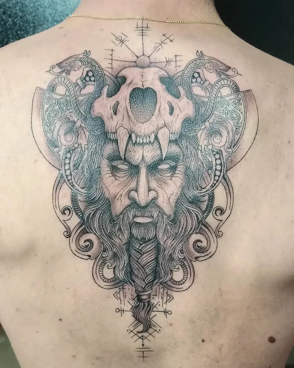 Tatouage ornemental viking, crâne et visage barbu dans le dos, dotwork fine-line, ProSkin-R Cahors