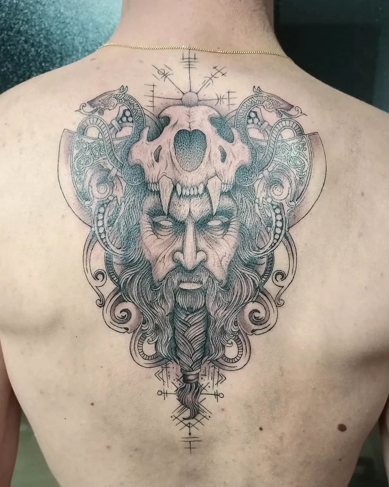 Tatouage ornemental viking, crâne et visage barbu dans le dos, dotwork fine-line, ProSkin-R Cahors